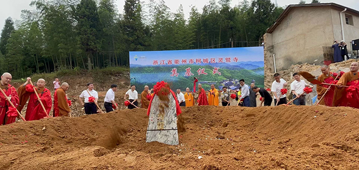 在古建筑设计中，如何通过布局与建筑空间的层次感营造独特氛围